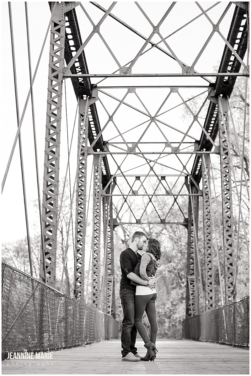 Boom Island, anniversary photos, bridge, couple, kiss, Mississippi River