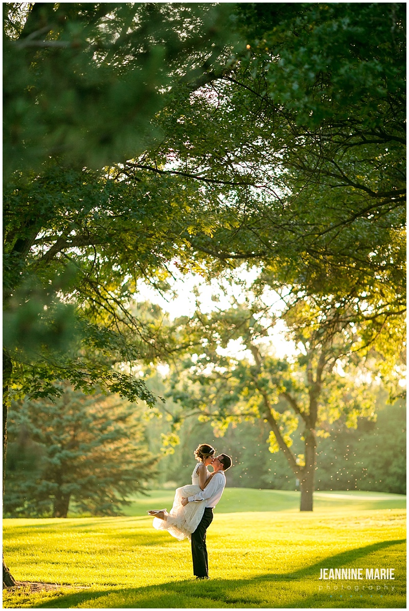 Majestic Oaks Golf Club, bride, groom, wedding, wedding photos, wedding portraits, trees, outdoor photos, Minnesota wedding