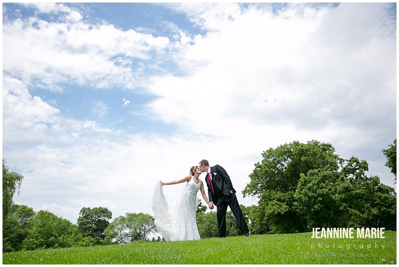 Majestic Oaks Golf Club, bride, groom, wedding, wedding photos, wedding portraits, trees, outdoor photos, Minnesota wedding