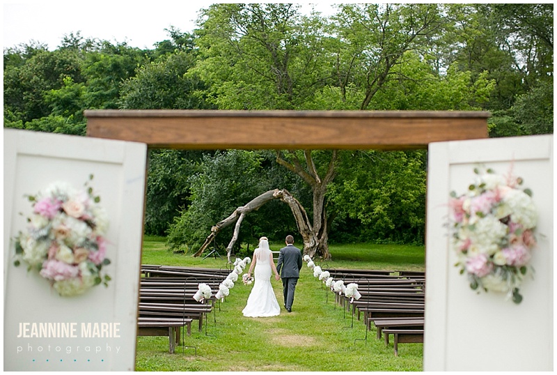 Hope Glen Farm, wedding, wedding ceremony, Minnesota wedding, barn wedding, rustic wedding, Minnesota barn wedding