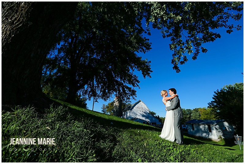 farm wedding, DIY wedding, Minnesota wedding, Minnesota farm wedding, outdoor wedding, bride, groom, wedding photos, wedding portraits