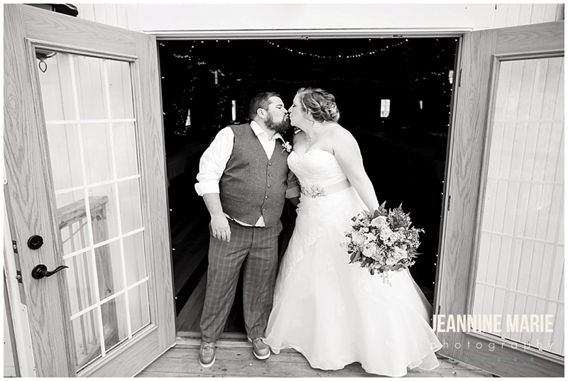 Roper Barn, wedding, barn wedding, Minnesota wedding venue, Minnesota barn wedding, bride, groom, wedding photos