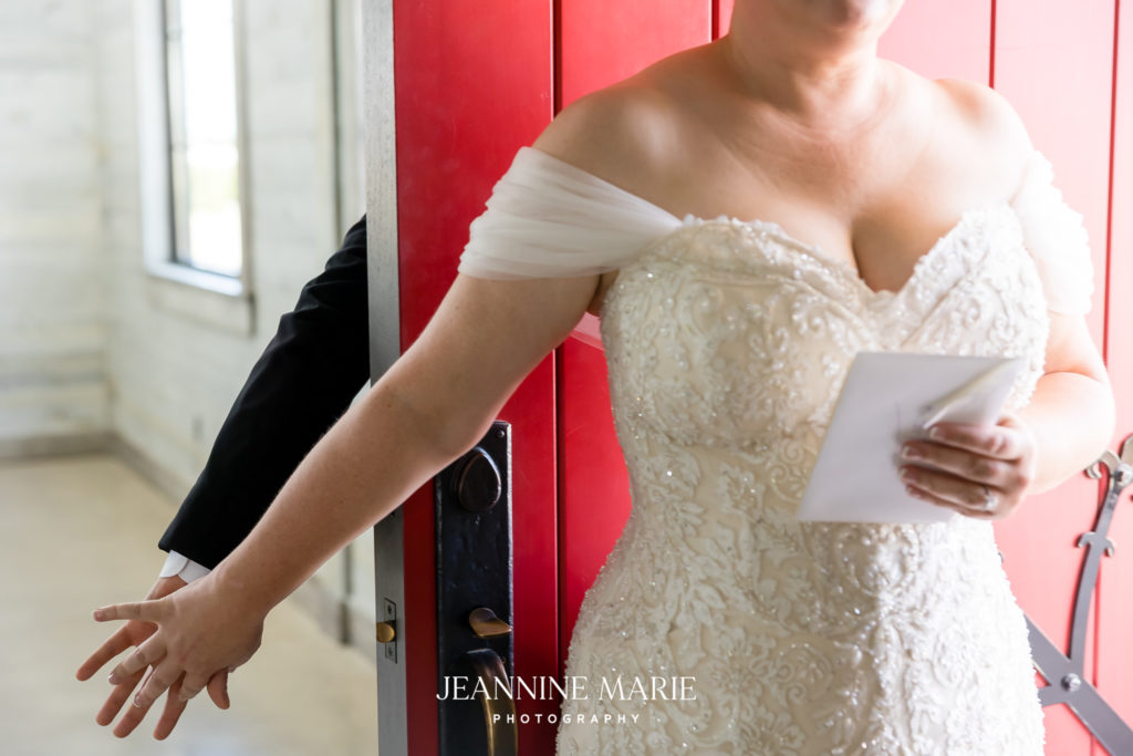 Ashery Lane Farms wedding photographed by Minneapolis wedding photographer Jeannine Marie Photography