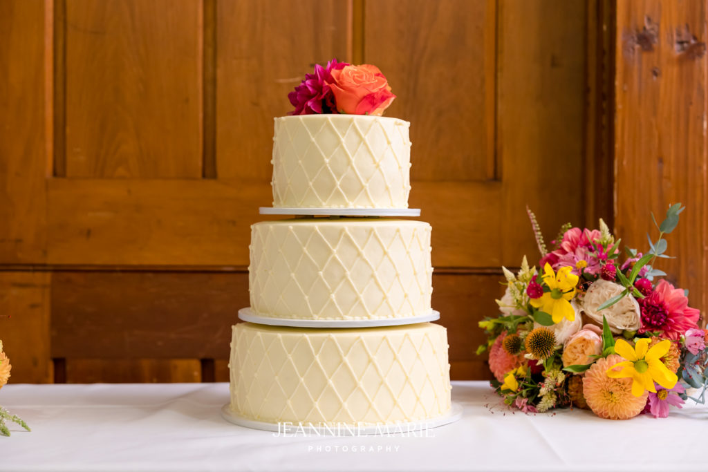 Wedding Cake by buttercream cakes photographed by Twin Cities wedding photographer Jeannine Marie Photography