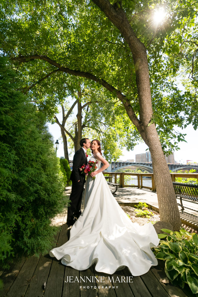 Outdoor wedding photographed by West Saint Paul wedding photographer Jeannine Marie Photography