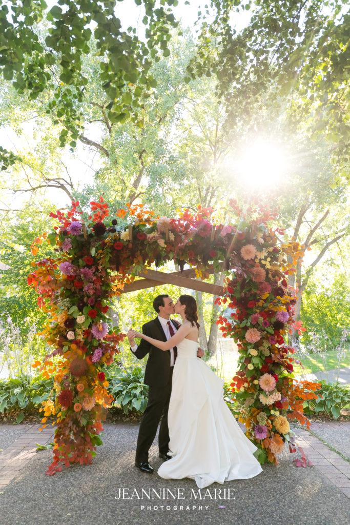 Edilfloral wedding floral photographed by Minnesota wedding photographer Jeannine Marie Photography